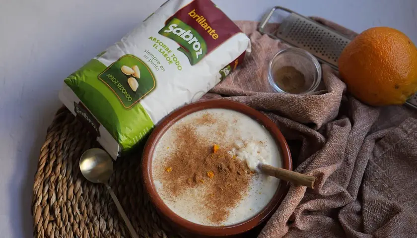 Delicioso arroz con leche casero, preparado con arroz redondo y canela, listo para disfrutar.