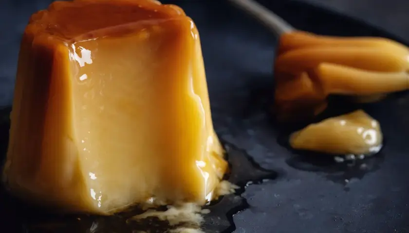 Delicioso flan casero con caramelo líquido, listo para disfrutar. Una receta fácil y tentadora.