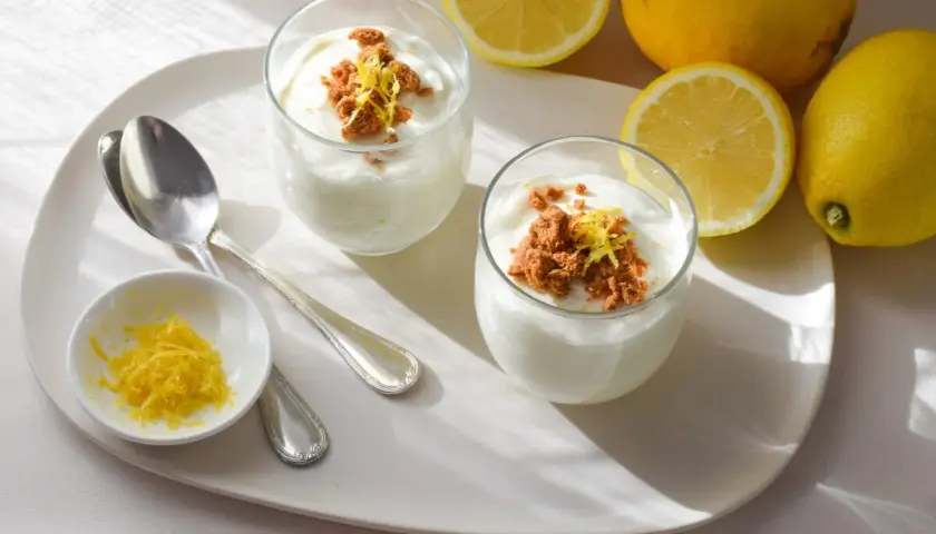 Delicioso mousse de limón con yogur, coronado con migas crujientes y ralladura de limón fresco.