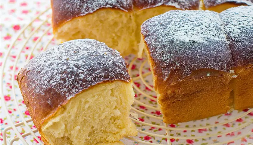 Pan brioche esponjoso, espolvoreado con azúcar glas. Una deliciosa receta brioche para disfrutar.