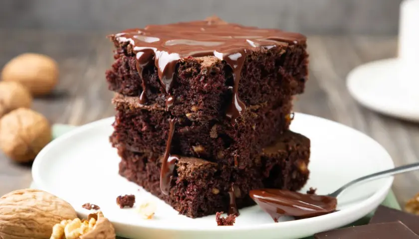 Brownies de chocolate con nueces, cubiertos de glaseado, perfectos para tu receta brownie thermomix.