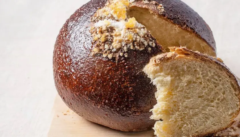 Pan quemao con corteza dorada y miga esponjosa, espolvoreado con azúcar y canela. ¡Perfecto para desayunar!