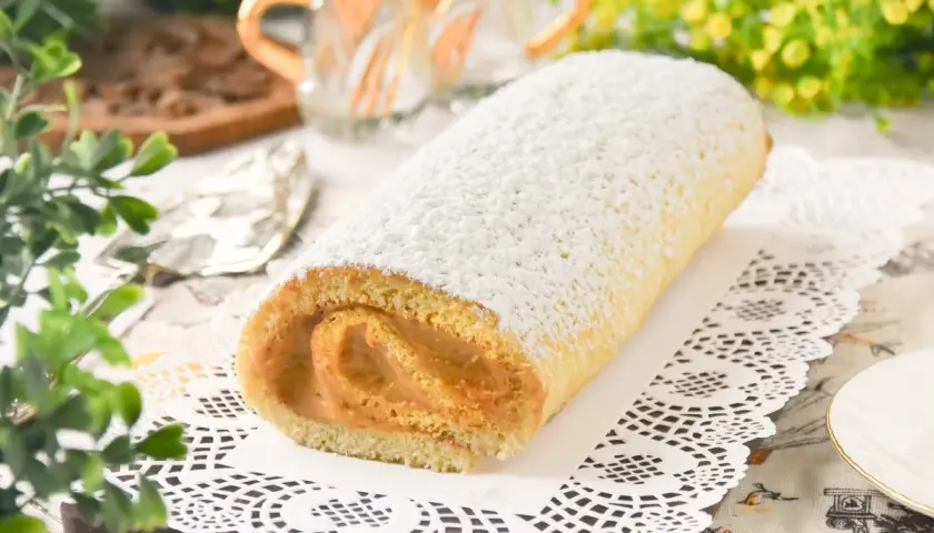 Un delicioso braç de gitano cubierto de azúcar glas, con un relleno cremoso y esponjoso bizcocho.