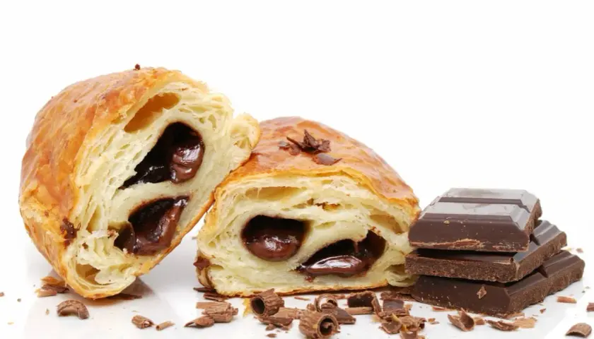 Napolitanas de chocolate recién hechas, con hojaldre crujiente y relleno cremoso. ¡Perfectas para aprender como hacer napolitanas de chocolate!
