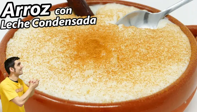 Un hombre con camiseta amarilla admira un cuenco de arroz con leche condensada, espolvoreado con canela.
