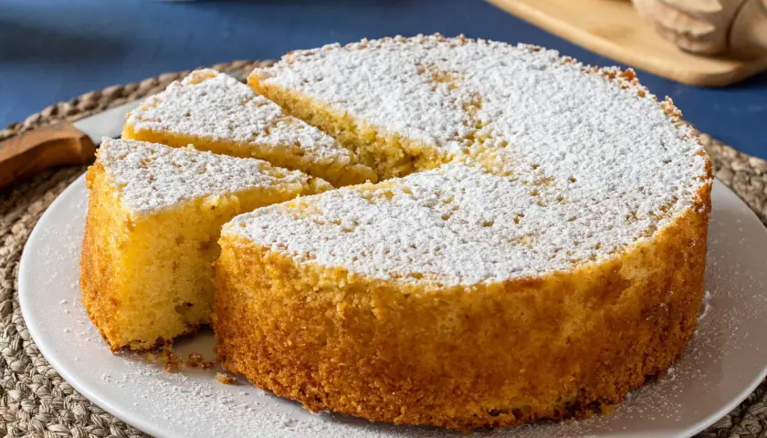 Bizcocho esponjoso hecho en airfryer, espolvoreado con azúcar glas. ¡Perfecto para merendar!
