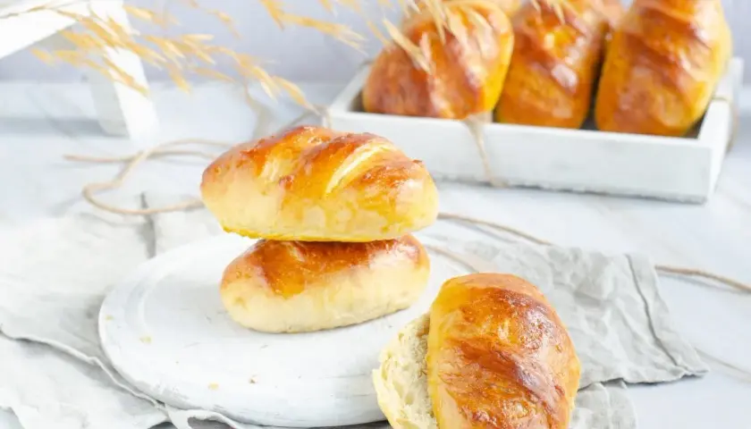 Pan de leche receta: bollos dorados y esponjosos, perfectos para el desayuno o la merienda.