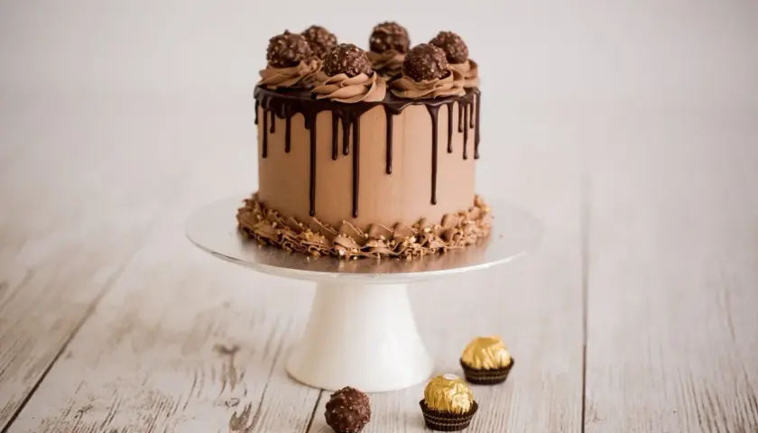 Tarta de chocolate con glaseado, gotas de chocolate y Ferrero Rocher.