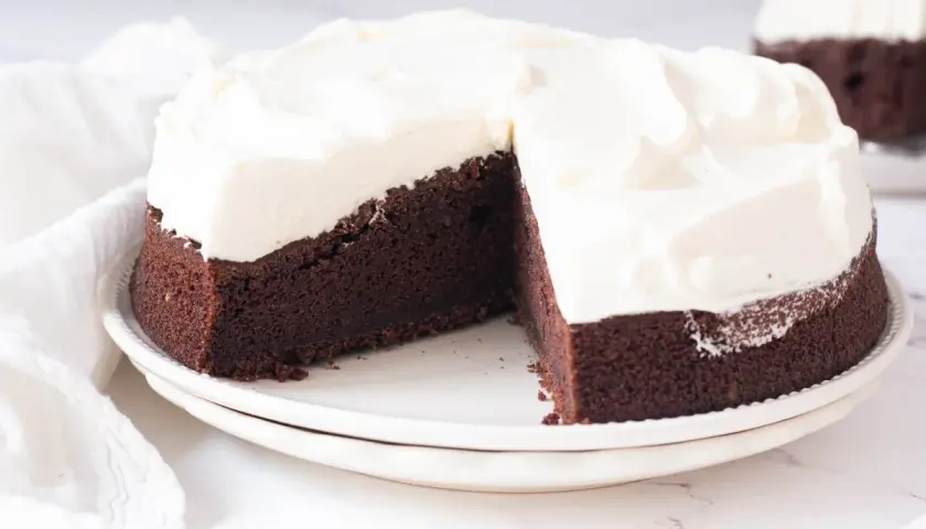 Tarta Guinness de chocolate oscuro con glaseado blanco cremoso, lista para ser disfrutada.