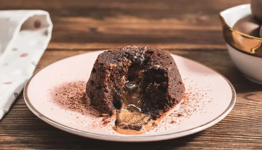Coulant de chocolate con centro líquido. Perfecto para aprender como hacer coulant de chocolate.