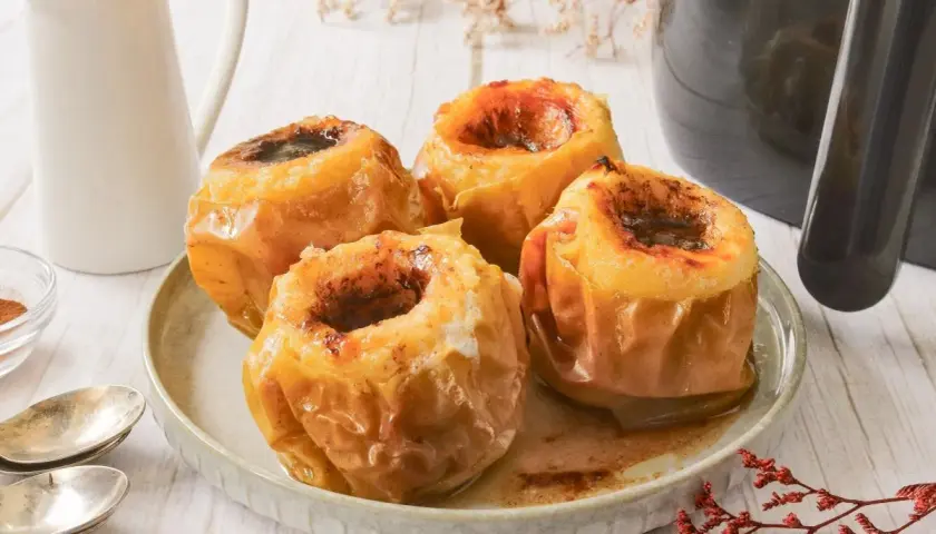 Manzanas asadas en airfryer, doradas y jugosas, con un toque de canela. Un postre fácil y delicioso.
