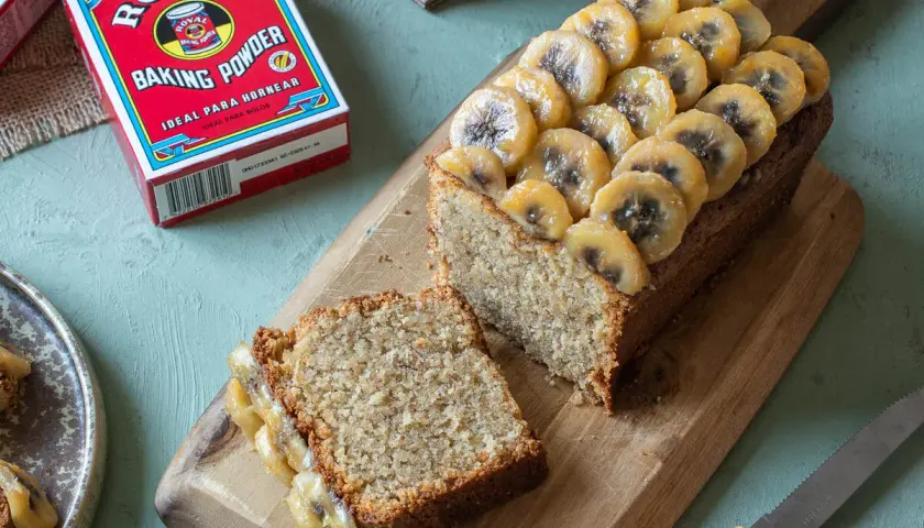 Delicioso banana bread casero, cubierto con rodajas de plátano caramelizado. ¡Perfecto para cualquier momento!