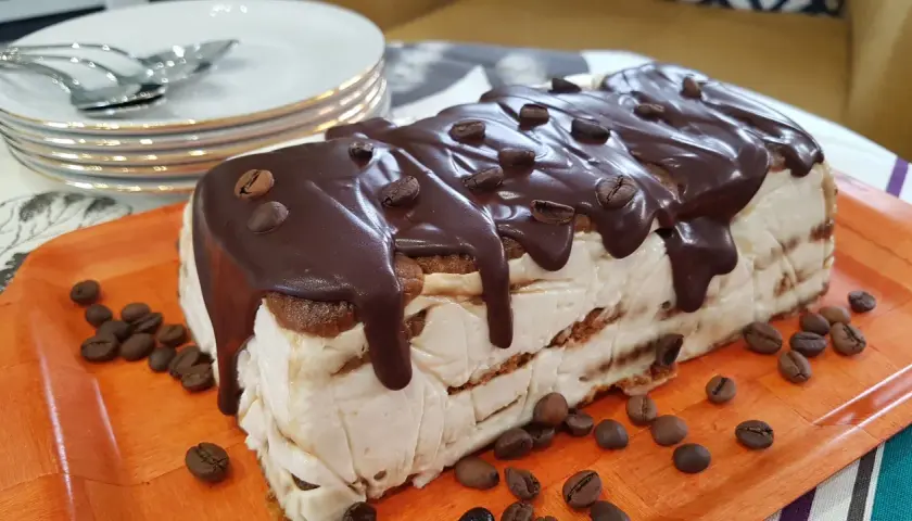Deliciosa tarta de galletas y café, cubierta de chocolate y granos de café. ¡Un postre perfecto para los amantes del café!