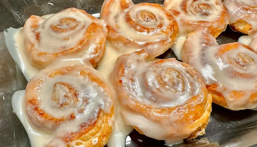 Deliciosos rollos de canela con masa comprada, cubiertos con un glaseado cremoso que se derrite.