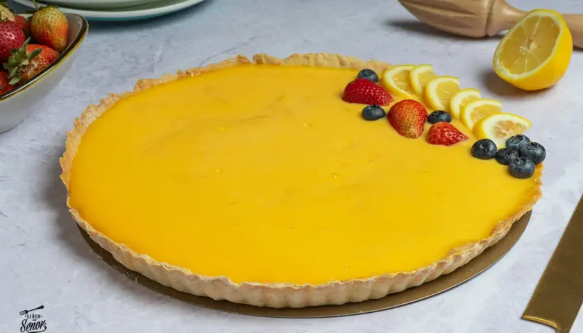 La mejor tarta de limón, con una crema amarilla vibrante y decorada con fresas, arándanos y rodajas de limón. ¡Un postre irresistible!