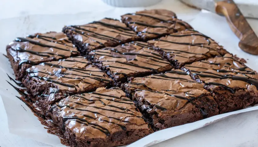 Deliciosos brownies de chocolate, recién hechos en airfryer, con un glaseado de chocolate negro.