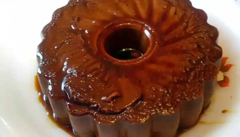Delicioso flan de chocolate hecho en Thermomix, con un glaseado brillante y caramelo líquido.