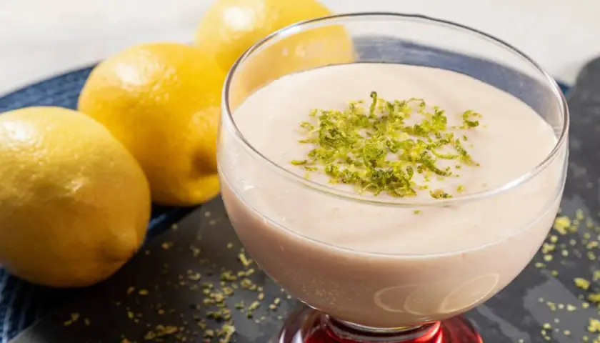 Delicioso mousse de limón Thermomix, decorado con ralladura de limón fresco.