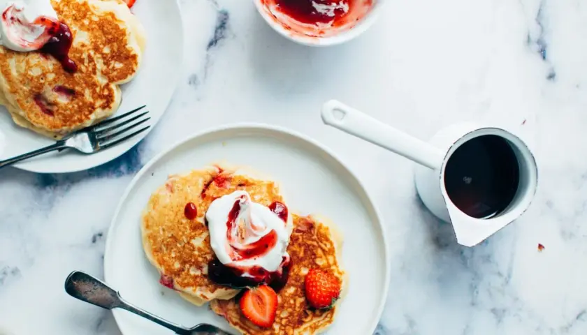 Deliciosas tortitas con fresas, nata y mermelada. Una receta perfecta para el desayuno o merienda.