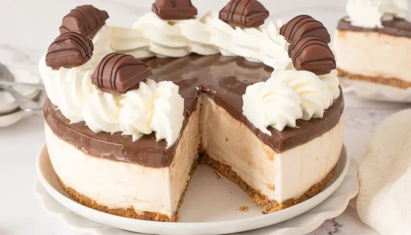 Tarta Kinder Bueno con crema batida y trozos de chocolate. ¡Una delicia para los amantes del chocolate!
