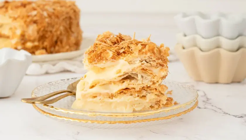 Deliciosa tarta napoleón, con capas crujientes de hojaldre y crema pastelera, lista para disfrutar.