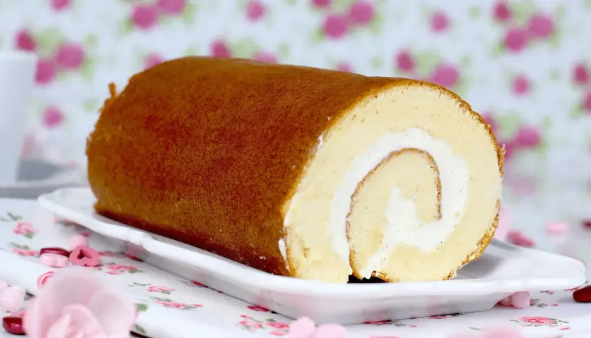 Un delicioso brazo de gitano nata, con bizcocho esponjoso y relleno cremoso, listo para disfrutar.