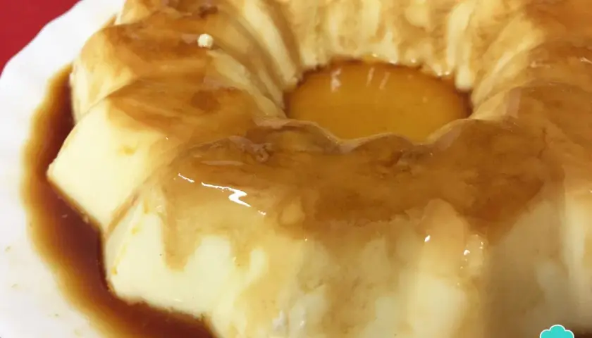 Delicioso flan de queso sin horno, bañado en caramelo dorado. Suave y cremoso, perfecto para cualquier ocasión.