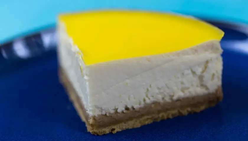 Deliciosa tarta de limón Monsieur Cuisine, con base crujiente, relleno cremoso y cobertura brillante.