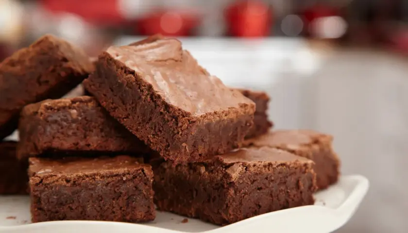 Montón de deliciosos brownie con nueces, recién horneados y listos para disfrutar.