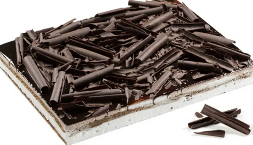 Tarta Selva Negra, un postre de chocolate con capas de crema y virutas de chocolate oscuro.