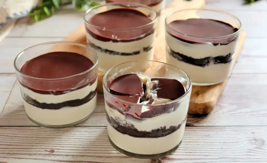 Tiramisú de Oreo en vasitos - Receta cremosa y fácil