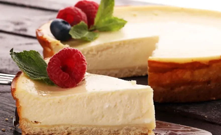 Tarta de queso cremosa con base de galleta y trucos de horno