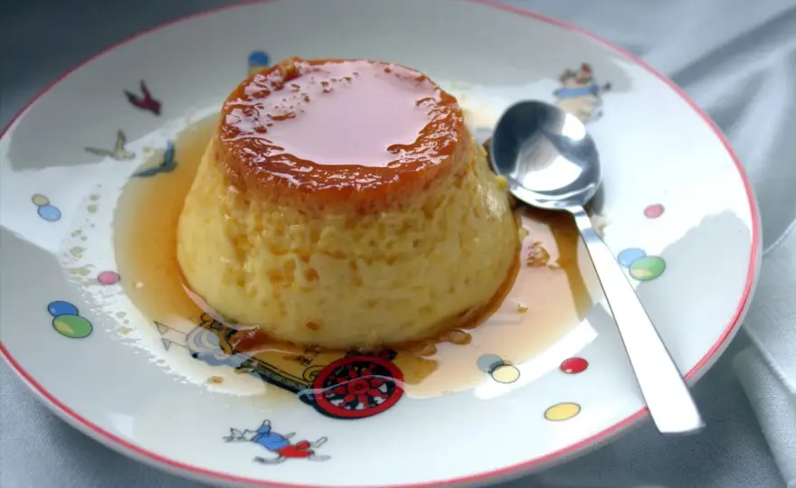 Flan de huevo casero, cremoso y sin agujeros