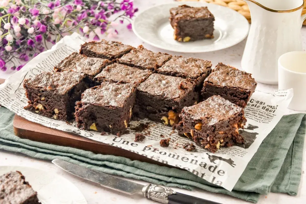 Deliciosos trozos de brownie microondas, recién horneados y listos para disfrutar.