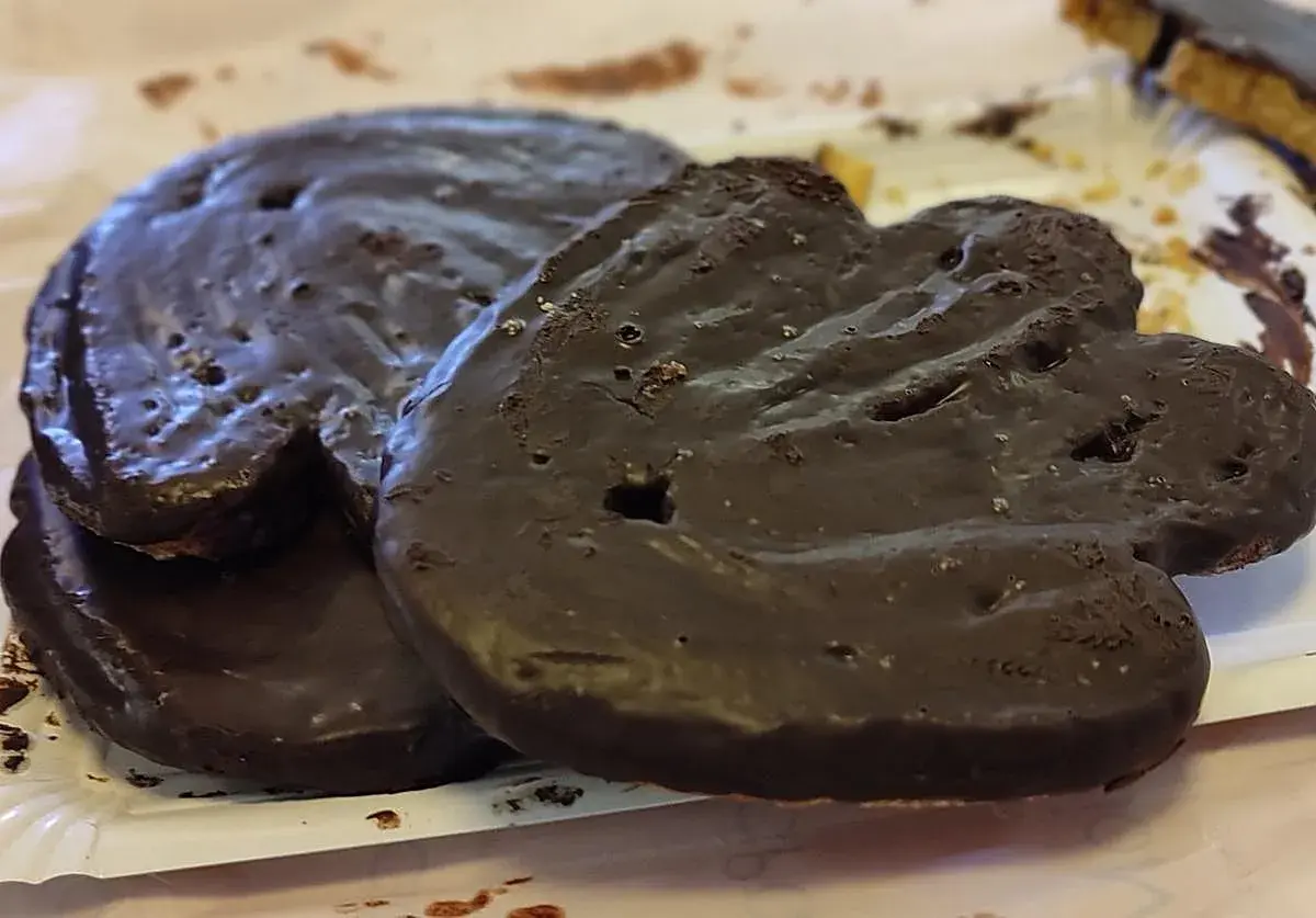 Deliciosas palmeras de chocolate, crujientes y cubiertas de un rico glaseado oscuro.