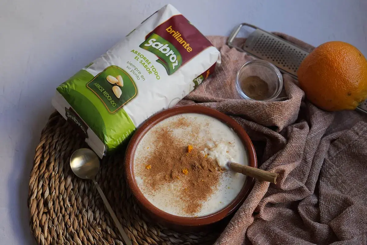 Delicioso arroz con leche casero, preparado con arroz redondo y canela, listo para disfrutar.