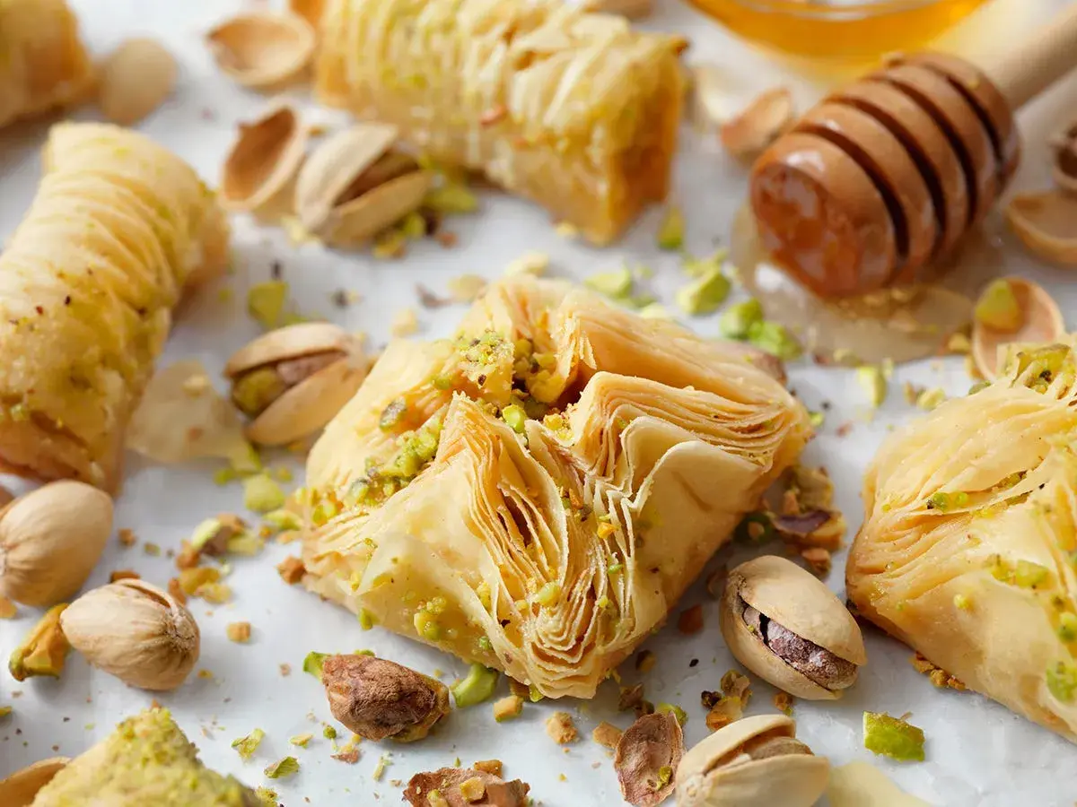 Deliciosos bocados de baklava, perfectos para tus recetas con masa filo. Pistachos y miel completan esta tentación.