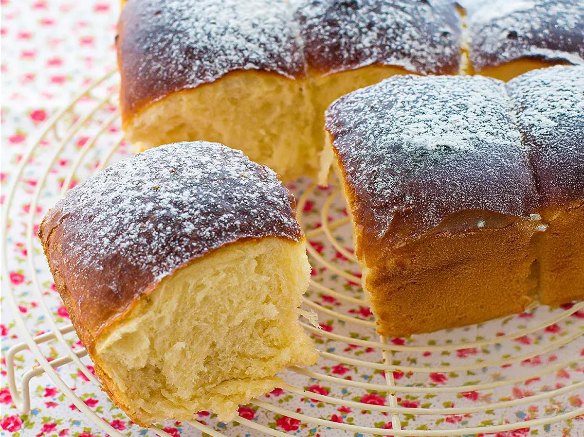Pan brioche esponjoso, espolvoreado con azúcar glas. Una deliciosa receta brioche para disfrutar.