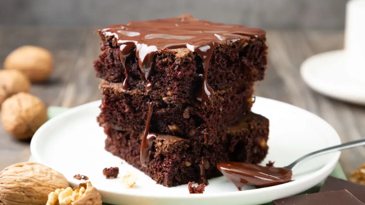Brownies de chocolate con nueces, cubiertos de glaseado, perfectos para tu receta brownie thermomix.