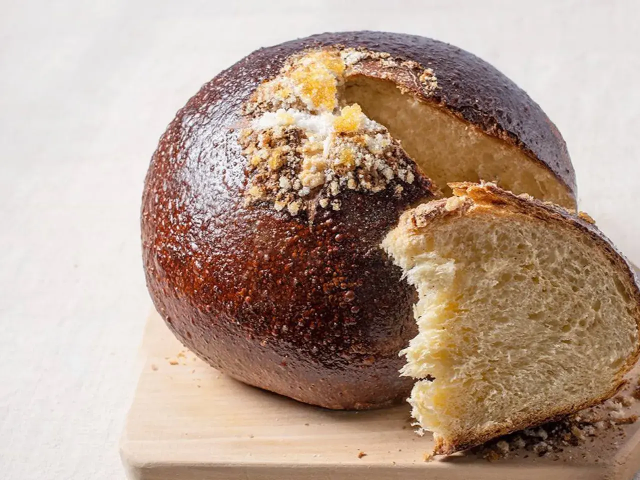 Pan quemao con corteza dorada y miga esponjosa, espolvoreado con azúcar y canela. ¡Perfecto para desayunar!