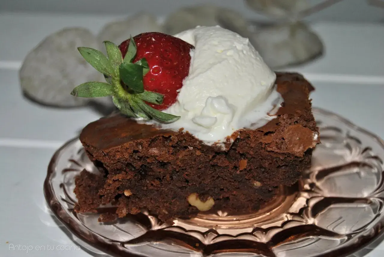 Delicioso brownie casero con fresa y nata, perfecto para tu brownie receta.