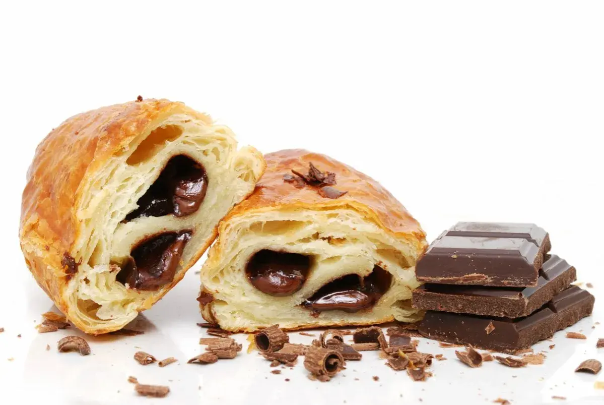 Napolitanas de chocolate recién hechas, con hojaldre crujiente y relleno cremoso. ¡Perfectas para aprender como hacer napolitanas de chocolate!