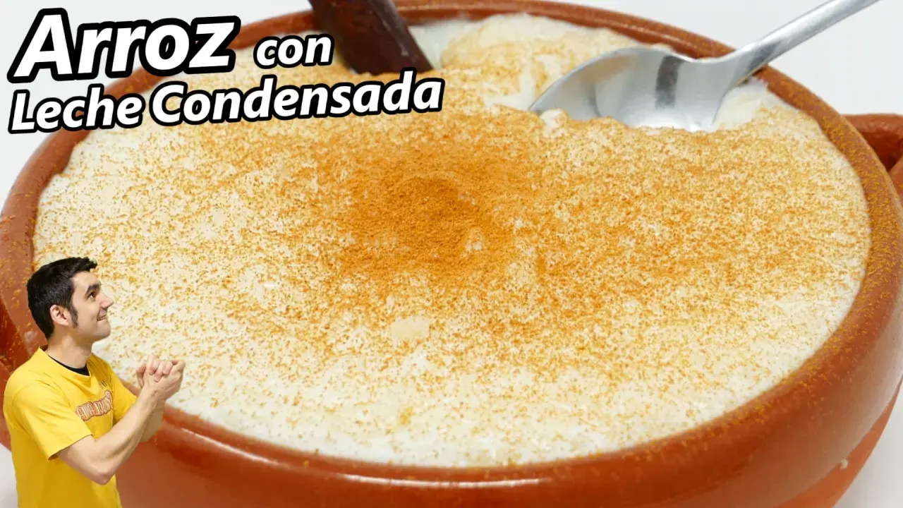 Un hombre con camiseta amarilla admira un cuenco de arroz con leche condensada, espolvoreado con canela.