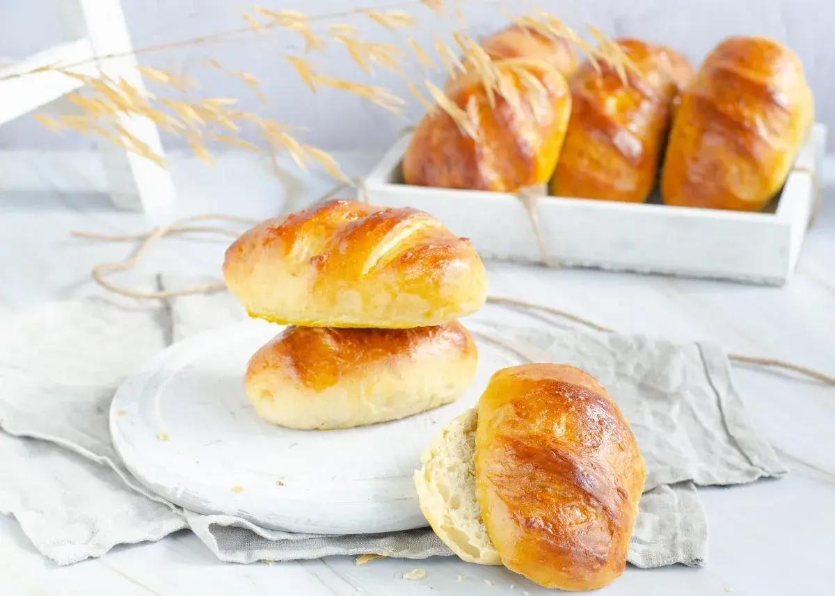 Pan de leche receta: bollos dorados y esponjosos, perfectos para el desayuno o la merienda.