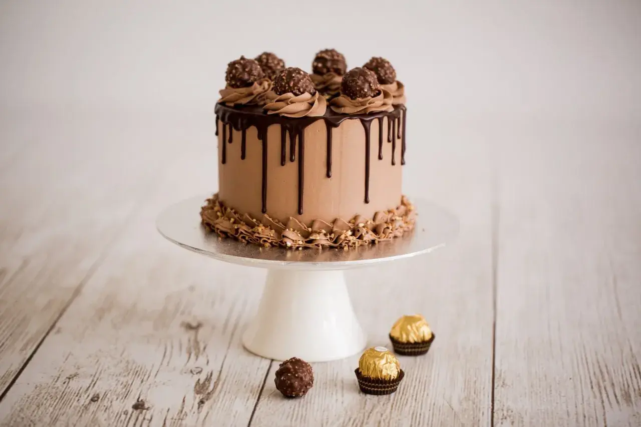 Tarta de chocolate con glaseado, gotas de chocolate y Ferrero Rocher.