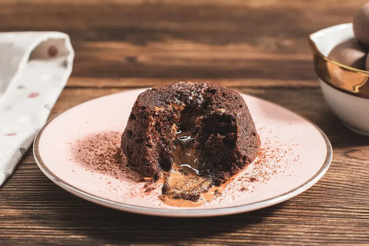 Coulant de chocolate con centro líquido. Perfecto para aprender como hacer coulant de chocolate.