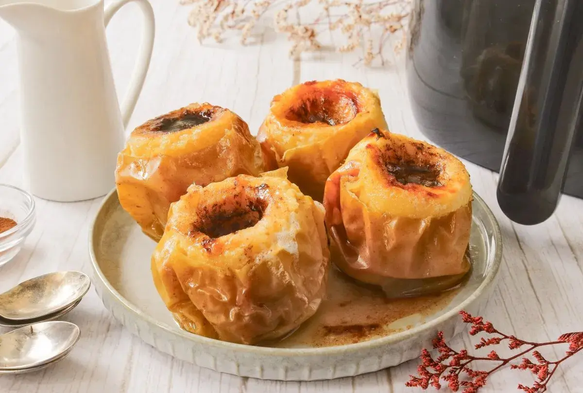 Manzanas asadas en airfryer, doradas y jugosas, con un toque de canela. Un postre fácil y delicioso.