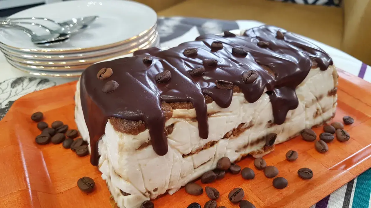 Deliciosa tarta de galletas y café, cubierta de chocolate y granos de café. ¡Un postre perfecto para los amantes del café!