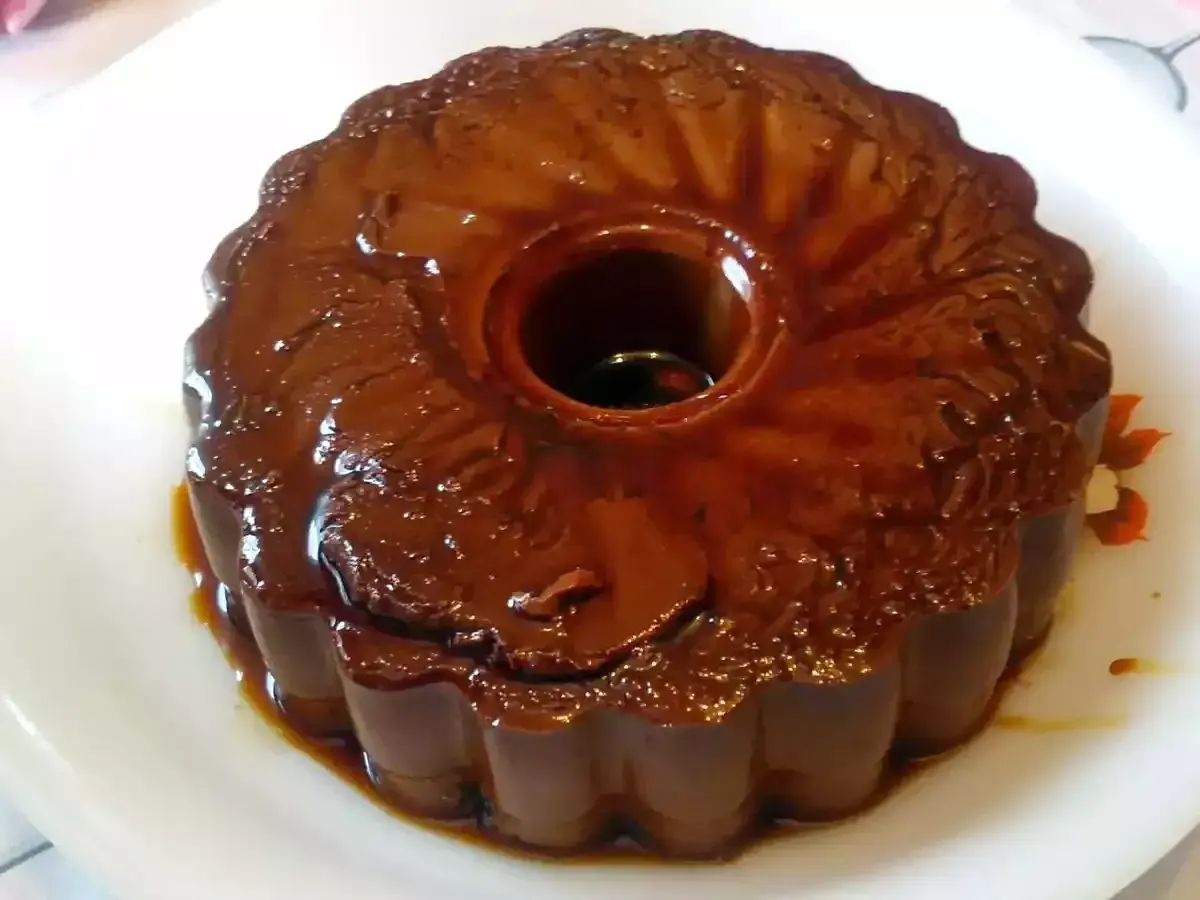 Delicioso flan de chocolate hecho en Thermomix, con un glaseado brillante y caramelo líquido.
