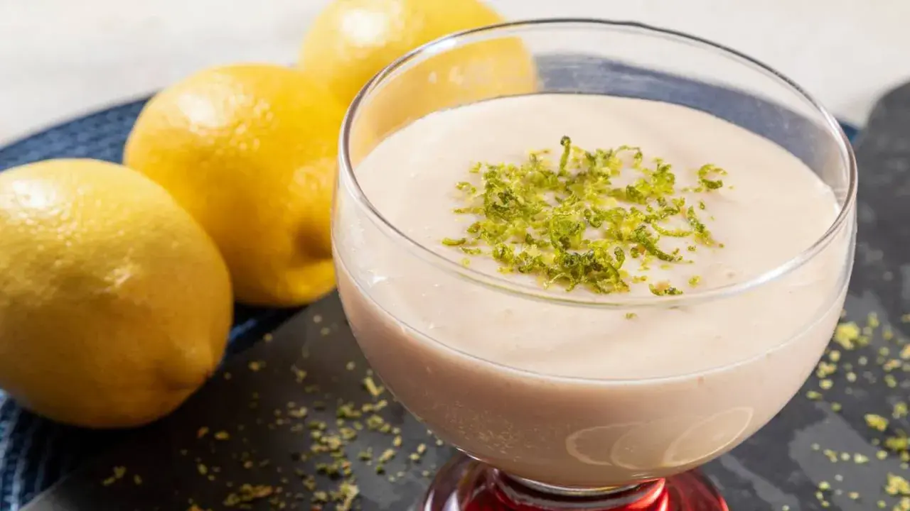 Delicioso mousse de limón Thermomix, decorado con ralladura de limón fresco.